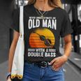 コントラバスの老人を過小評価しないでください Tシャツ 彼女への贈り物