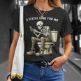 スマートフォン付きトイレのスケルトン ゴシックユーモア Tシャツ 彼女への贈り物