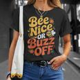 ミツバチ 養蜂家 ミツバチの巣立ち Bee Nice Or Buzz Off Tシャツ 彼女への贈り物
