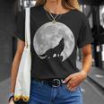 月に吠えるオオカミのシルエット。 Tシャツ 彼女への贈り物