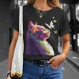 蝶と美しいカラフルな猫、パープル Tシャツ 彼女への贈り物