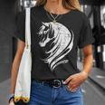 長い馬のたてがみを持つ美しい馬 Tシャツ 彼女への贈り物