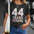 面白い44歳 若い44歳の誕生日おめでとうシャツ 男性用 女性用 Tシャツ 彼女への贈り物