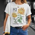 82 Years Loved And Blessed 花柄 フラワースタンプ 82歳の誕生日 Tシャツ 彼女への贈り物