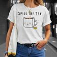 お茶をこぼす 友情 お茶好きの人 かわいい かわいい 湯呑み パーティー Tシャツ 彼女への贈り物