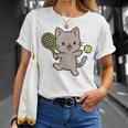 テニスをする猫。かわいいスポーツ猫。 Tシャツ 彼女への贈り物