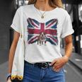 ユニオンジャックバンダナをかぶったブリティッシュブルドッグ、かわいい英国国旗。 Tシャツ 彼女への贈り物
