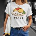 白猫×オムライスのゆるかわイラスト 猫好き・ごはん好き向け おもしろ ネタ系 癒しデザイン Tシャツ 彼女への贈り物