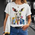 鮮やかなカンガルー、ネクタイ付き。 Tシャツ 彼女への贈り物