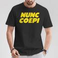 Nunc Coepi Now I Begin Tシャツ 面白い贈り物