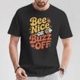 ミツバチ 養蜂家 ミツバチの巣立ち Bee Nice Or Buzz Off Tシャツ 面白い贈り物