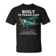 76年前に建てられた古いヴィンテージ飛行機76歳の誕生日男性。 Tシャツ