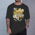 Buzzing Into 4 かわいい蜂 4歳の誕生日パーティーデザイン Tシャツ 彼への贈り物