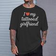 I Heart My Tattooed Girlfriend かわいいレッドハートデザイン Tシャツ 彼への贈り物