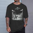 Lone Cowboy Watching Ufo 空飛ぶ円盤 キャニオン Tシャツ 彼への贈り物