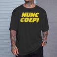 Nunc Coepi Now I Begin Tシャツ 彼への贈り物