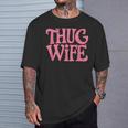 Pink Thug Wife クラシックなギャングスタイルのレトロなステートメント Tシャツ 彼への贈り物