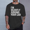 あなたの車を黙って判断してる面白いドライバーの名言 Tシャツ 彼への贈り物