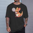 カンガルー かわいい ラケット スポーツ テニス プレイ 動物 キャラクター キュート Tシャツ 彼への贈り物