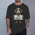 チームクリケット、クリケットの正義、犬好き、ハンティングドッグ Tシャツ 彼への贈り物