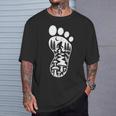 ビッグフット フットプリント 森 自然 キノコ サスカッチ Tシャツ 彼への贈り物