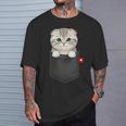 ポケットに入ったスコティッシュフォールド猫 のぞくかわいい子猫 Tシャツ 彼への贈り物