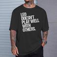 レオは他の人とうまく遊ばない 面白い皮肉 長袖tシャツ Tシャツ 彼への贈り物