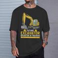 将来の掘削機オペレーターが重機ファンのトレーニングに参加。 Tシャツ 彼への贈り物