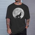 月に吠えるオオカミのシルエット。 Tシャツ 彼への贈り物