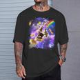 虹銀河のホットドッグに乗る宇宙の猫 Tシャツ 彼への贈り物