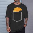 面白いクロワッサンインザポケット 食通 フレンチクロワッサンポケット Tシャツ 彼への贈り物