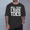 面白い足フェチ つま先を吸う ジョーク 地獄 Yeah Iuck Toes Tシャツ 彼への贈り物