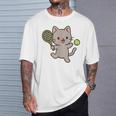 テニスをする猫。かわいいスポーツ猫。 Tシャツ 彼への贈り物