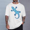 トライバル バティック パターン ヤモリトカゲ デニムブルーtシャツ Tシャツ 彼への贈り物