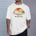 白猫×オムライスのゆるかわイラスト 猫好き・ごはん好き向け おもしろ ネタ系 癒しデザイン Tシャツ 彼への贈り物