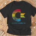 Commodore C64 大文字レインボーカラーストライプ効果 Tシャツ 高齢者への贈り物