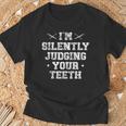 I'milently Judging Your Th Dentist Dentistry Dentistry Dentists Tシャツ 高齢者への贈り物