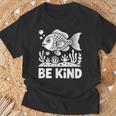 Be Kind Fish 学校教師の初日おめでとう Tシャツ 高齢者への贈り物