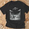 Lone Cowboy Watching Ufo 空飛ぶ円盤 キャニオン Tシャツ 高齢者への贈り物
