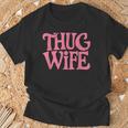 Pink Thug Wife クラシックなギャングスタイルのレトロなステートメント Tシャツ 高齢者への贈り物
