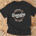 Promoted To Grandpa 2026 oon To Be Grandpa Est 2026 Tシャツ 高齢者への贈り物