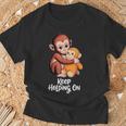Punch Keep Holding On Cute Baby Monkey グラフィック Tシャツ 高齢者への贈り物