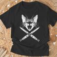 Hissing Cat With Crossedwitchblade Knives Kitten Claws Tシャツ 高齢者への贈り物