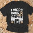 I Work Hardo My Dog Can Have A Better Life おかしな犬の飼い主 Tシャツ 高齢者への贈り物