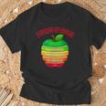 「Powered By Apples（リンゴの力）」リンゴ スライス 充電 バッテリー 残量 おもしろみ 可愛い Tシャツ 高齢者への贈り物