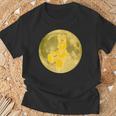 うさぎ星人 On The Yellow Moon Tシャツ 高齢者への贈り物