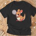 カンガルー かわいい ラケット スポーツ テニス プレイ 動物 キャラクター キュート Tシャツ 高齢者への贈り物