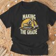 グレードトラックホー掘削機グレーディング請負業者を作る Tシャツ 高齢者への贈り物