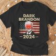 ダークブランドン・バイデン 2024 レトロフラッグ Usa ファニー ジョー・バイデン Tシャツ 高齢者への贈り物