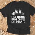 ペット 犬 ドリンク コーヒー リフト ウェイト 面白い ジム ワークアウト Tシャツ 高齢者への贈り物